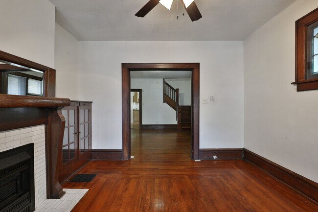 Building Photo - 4 Bedroom North Campus Newly Remodeled House with 2 Decks and Patio