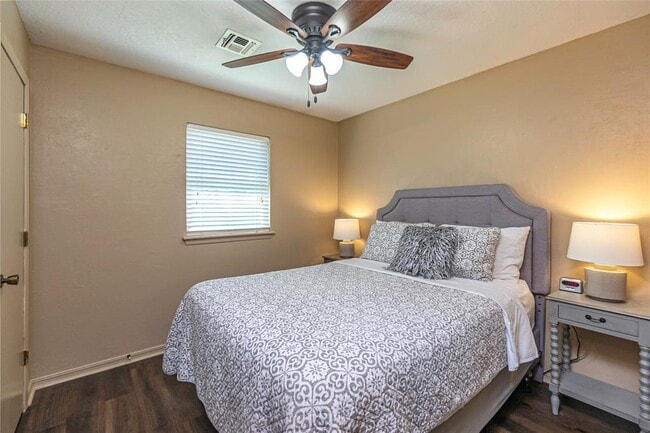 Building Photo - 512 Cypress Dr