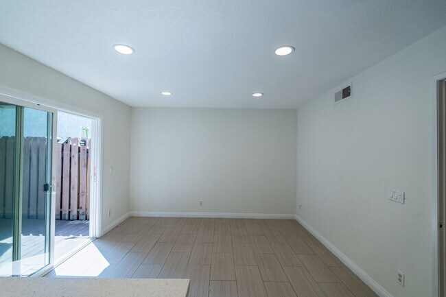 Building Photo - 2600 Huntington Dr