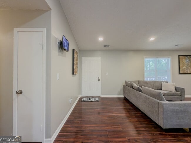 Building Photo - 580 Pineland Cir