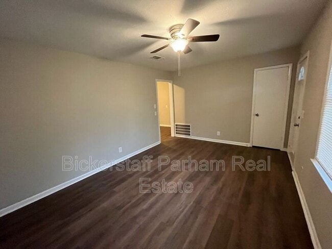 Building Photo - 403 Raintree St