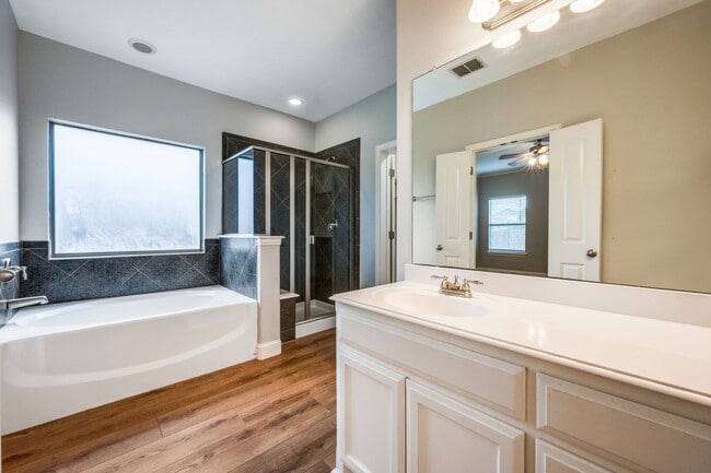 Building Photo - Exclusive 4 Bedroom • Lovely Backyard Spac...
