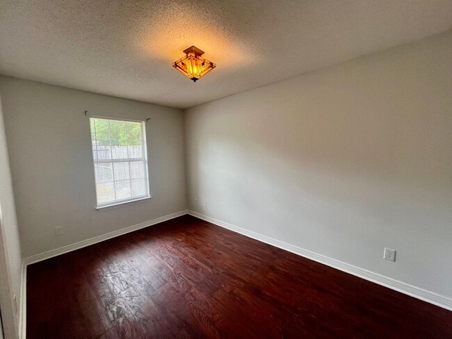 Building Photo - NICE 3B3/1BA - MINUTES FROM NAS WHITING FI...