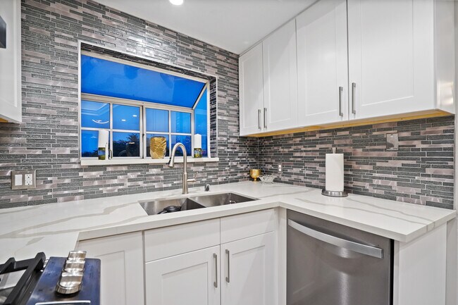 Building Photo - 10627 Ashton Ave