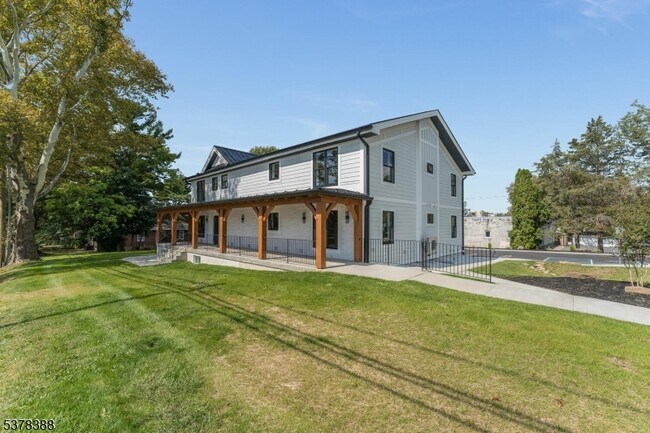 Building Photo - 535 St James Ave