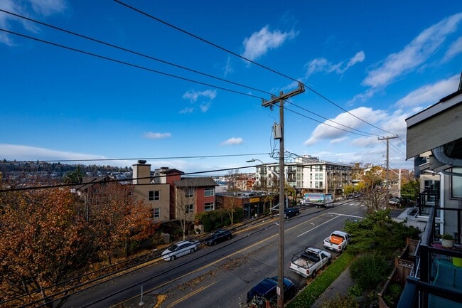 Building Photo - Modern & Spacious 2+ Bedroom/3.25 Bath Vie...