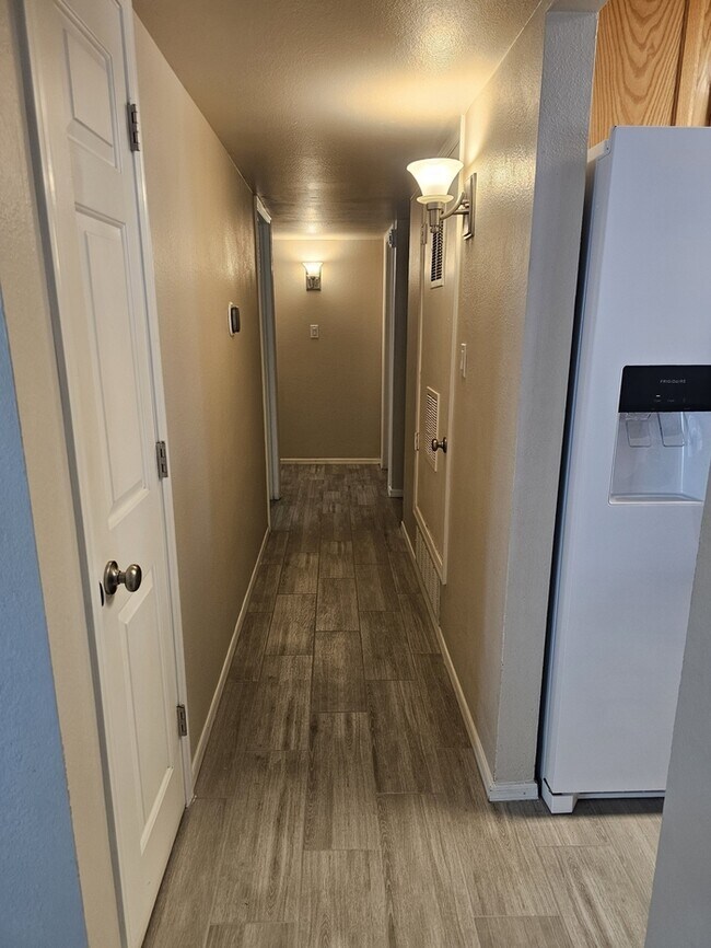 Building Photo - Great 3/2 in NE Phoenix with brand new flo...