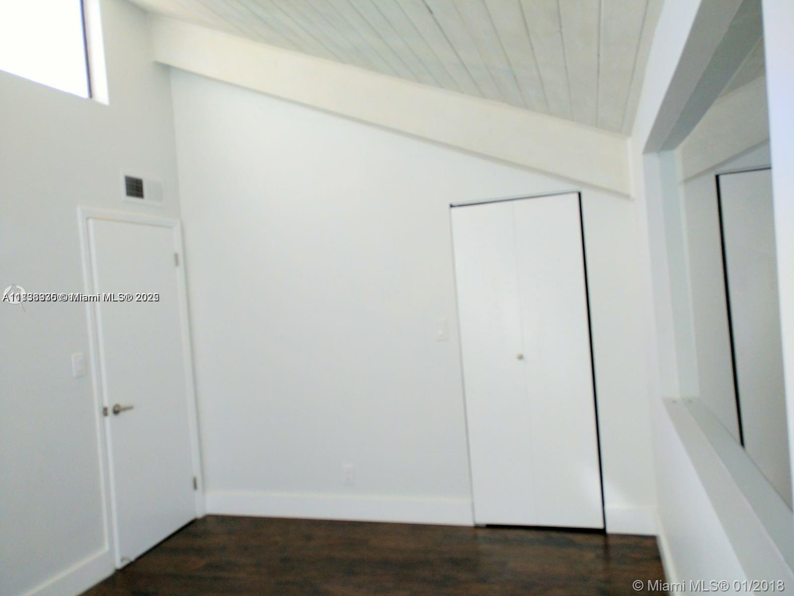 Building Photo - 589 N University Dr