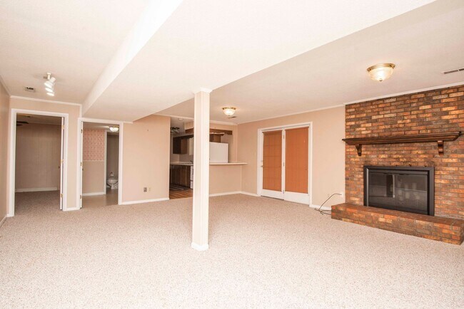 Building Photo - Halls 37938 - 4 bedroom, bath home with 4 garage spaces - Call Susan Niedergeses 865-300-4722