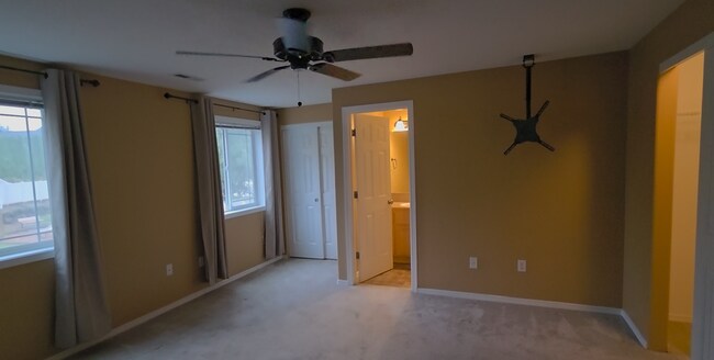 Building Photo - 3047 S Cedar Ridge Dr