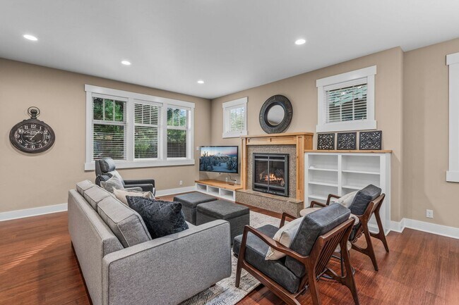 Building Photo - Grand Northwest Crossing Home. Fully furnished monthly rental. Walk to Compass Park. All Utilitie...