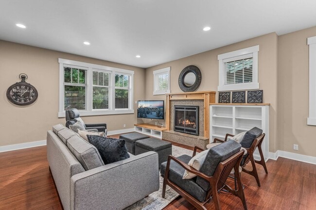 Building Photo - Grand Northwest Crossing Home, Walk to Com...