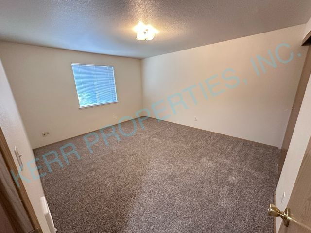 Building Photo - Charming 2-Bedroom Multiplex in Portland with Cozy 862 Sq Ft Layout - Perfect for Urban Living!