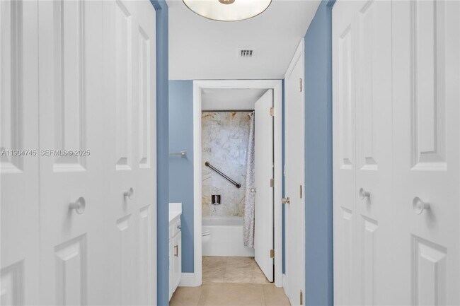 Building Photo - 3200 Port Royale Dr N