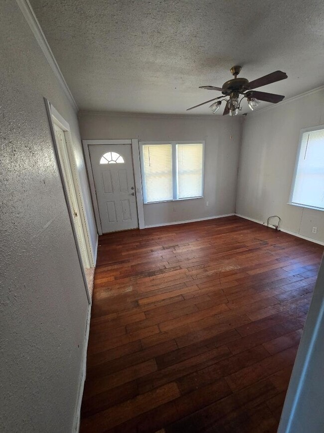 Building Photo - 1202 E Oak St