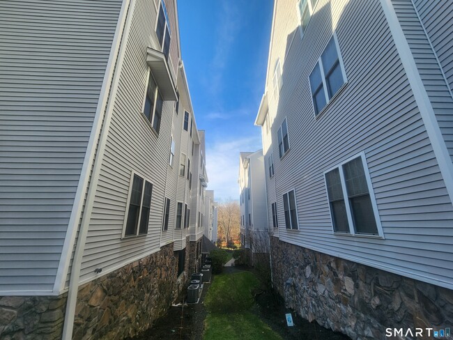 Building Photo - 105 Richards Ave