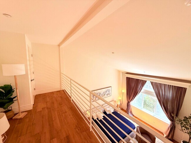 Building Photo - Sophisticated Bright & Spacious Furnished ...