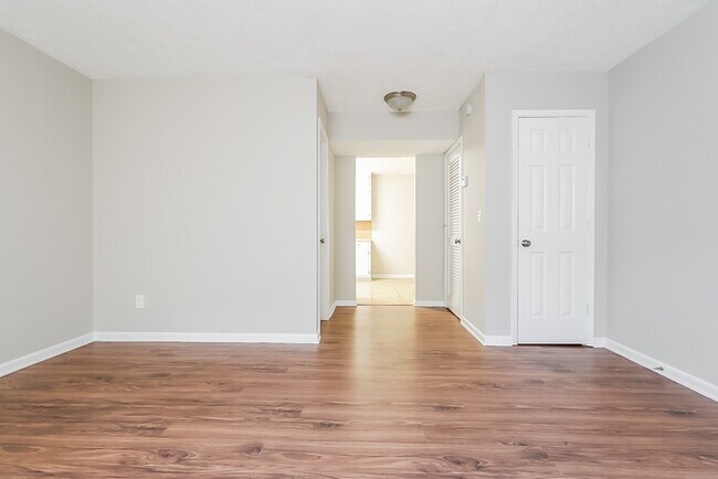 Building Photo - Roomy 3BR 1.5 spacious duplex to lease!
