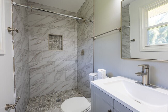 Building Photo - Amazing 5 BR/3 BA Single-Family Home in Te...