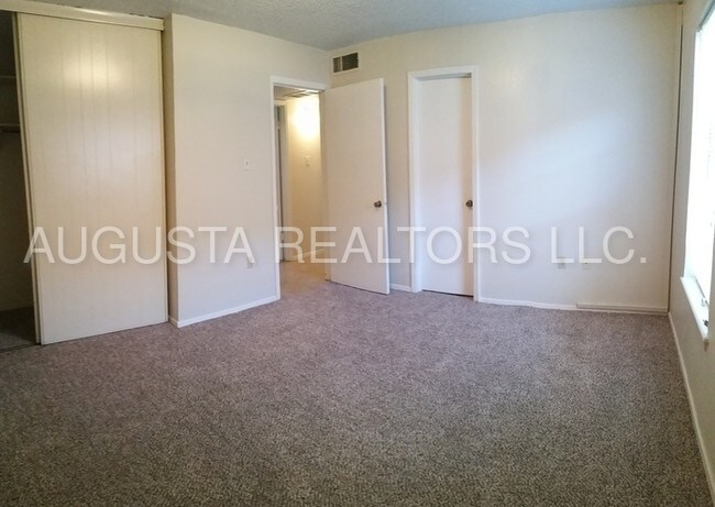 Building Photo - Spacious South Side Two Bedoom
