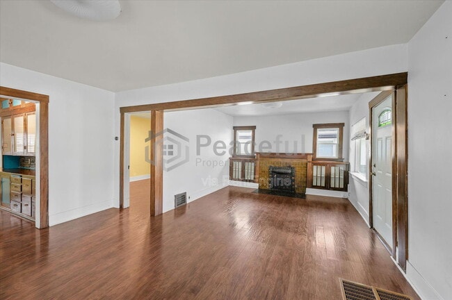 Building Photo - 662 E Redondo Ave