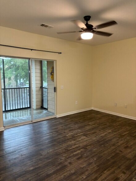 Building Photo - 447 W Longleaf Dr