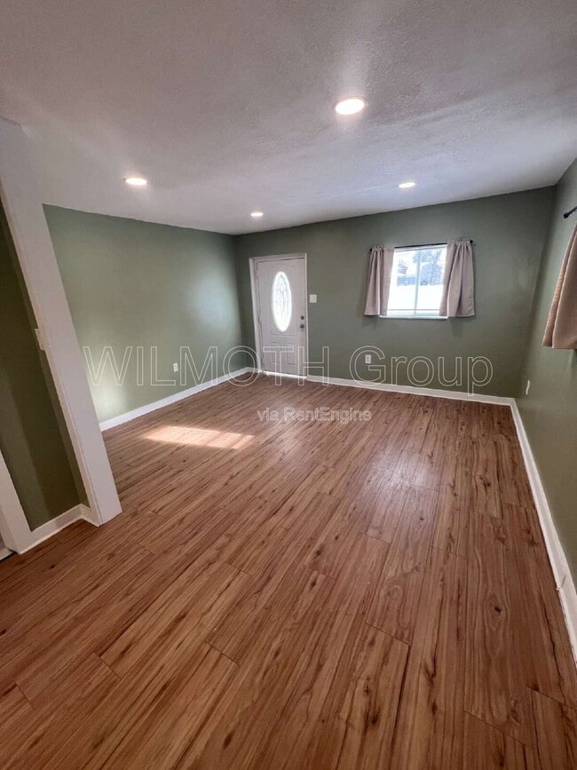 Building Photo - 2530 N Temple Ave