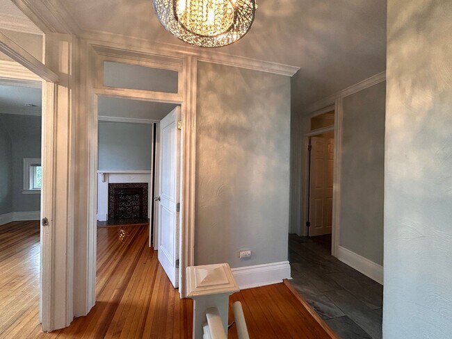 Building Photo - $0 DEPOSIT OPTION. CHARMING VICTORIAN TOWNHOUSE IN UPTOWN/CITY PARK WEST