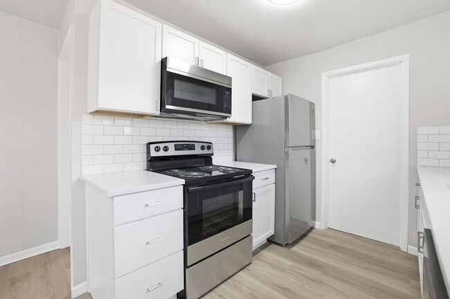 Building Photo - Updated 2 Bed, 1 Bath Home with Modern Finishes & Off-Street Parking