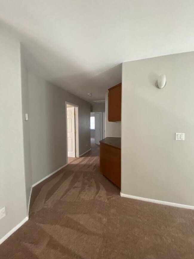 Building Photo - Southern Highlands 4 Bedroom- Single Famil...