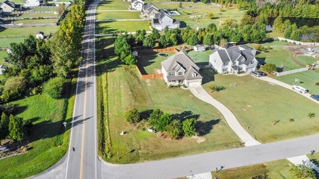 Building Photo - 501 Daylily Ct