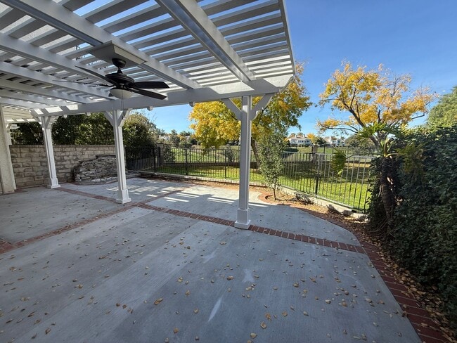 Building Photo - 3-Bedroom Home with Dual Fireplaces, Dual Balconies, and Community Pool in Valencia!