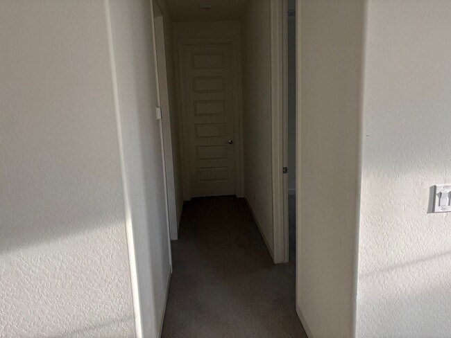 Building Photo - Modern 3-Bedroom + Loft + Den in Gated Pho...