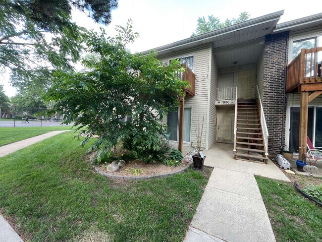 Building Photo - End Unit - 2 Bed, 1 Bath Condo With In-Uni...