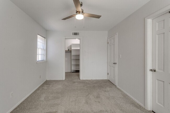 Building Photo - Spacious 4-Bedroom Home in Mature Neighborhood