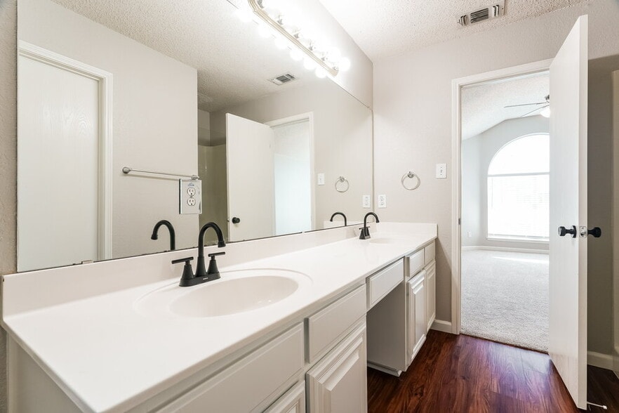 Building Photo - 4616 Wheatland Dr