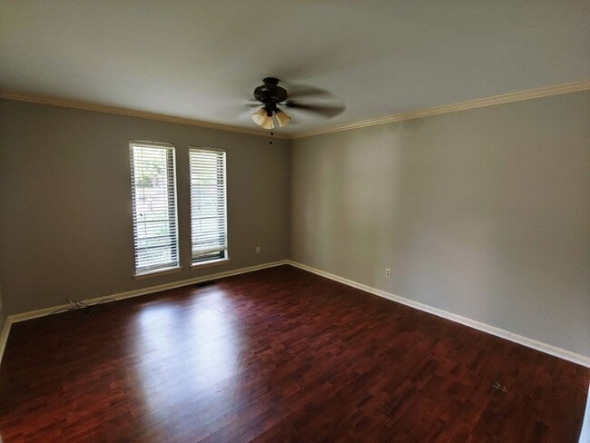 Building Photo - 5 Hickory Ln