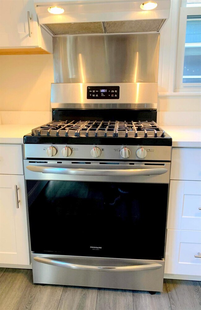 Building Photo - 98 Bristol Rd