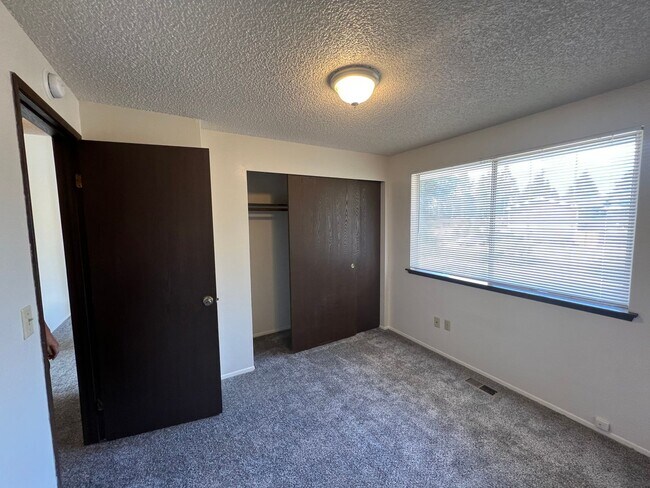 Building Photo - Super Clean Split Level Home with Huge Yard!