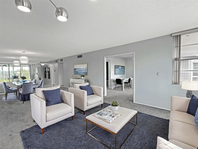 Building Photo - 535 Oaks Dr