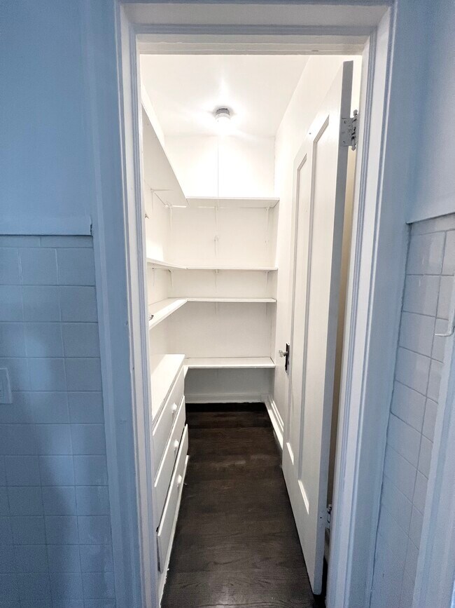 Building Photo - 4143 N McVicker Ave