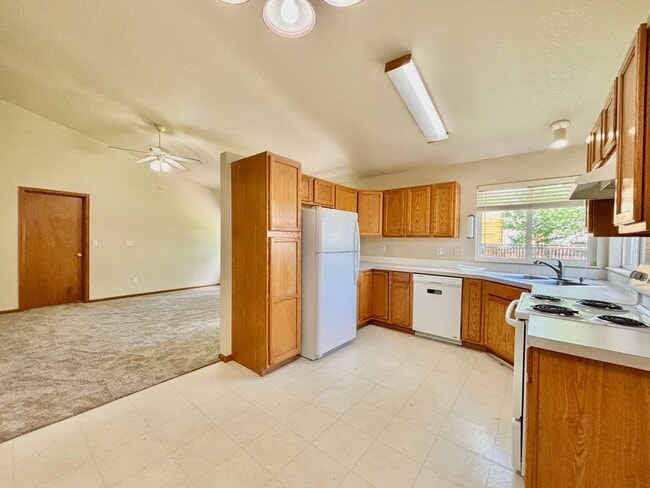 Building Photo - Beautiful Duplex with Attached Garage and ...