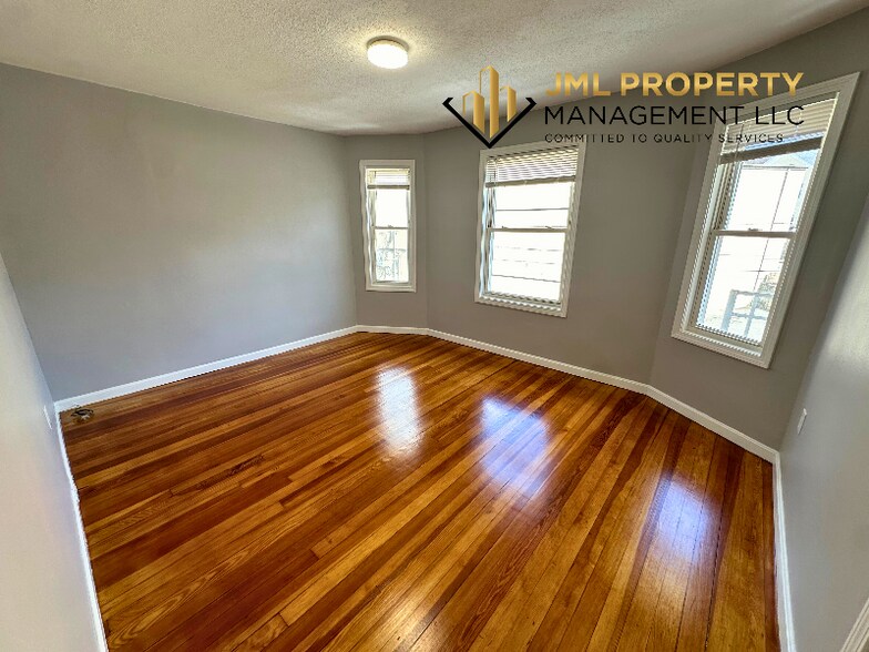 Building Photo - 321 Union St