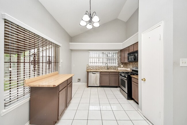 Building Photo - 527 Oakdale Dr