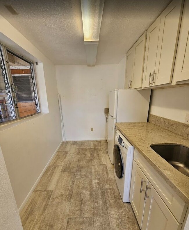 Building Photo - Private One Bedroom. Downstairs unit.