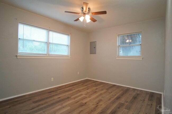 Building Photo - 160 Vassar Dr