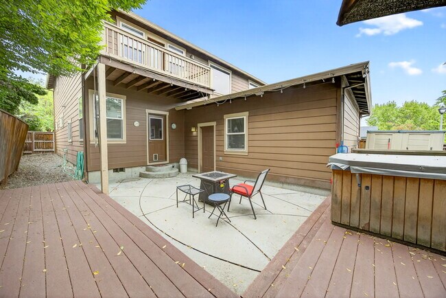 Building Photo - 1719 Lithia Way