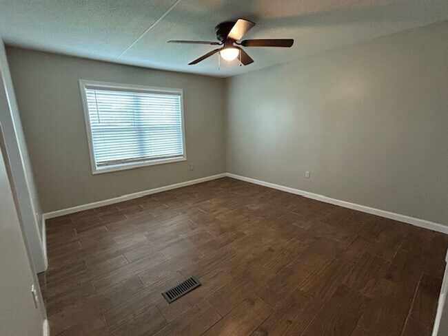 Building Photo - Country Living in Lowndes county