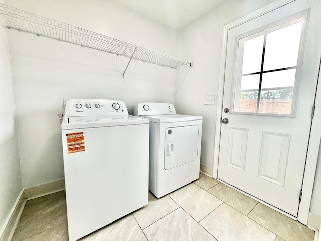 Building Photo - 165 Pommel St