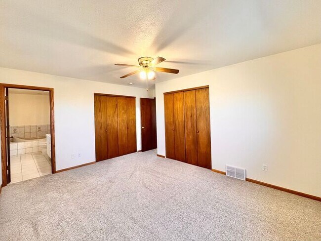 Building Photo - Gorgeous Private Home with Views!